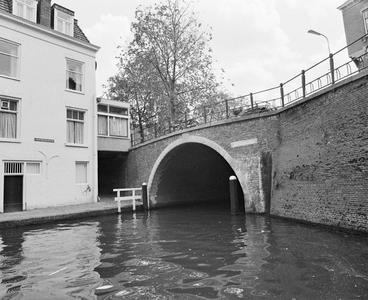 856611 Gezicht op de Bijlhouwerbrug over de Oudegracht te Utrecht.